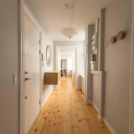 Big 4 Bedroom With Bathtub By Cph Hall Square *