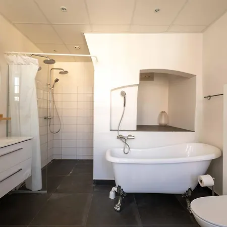 Big 4 Bedroom With Bathtub By Cph Hall Square Apartment *