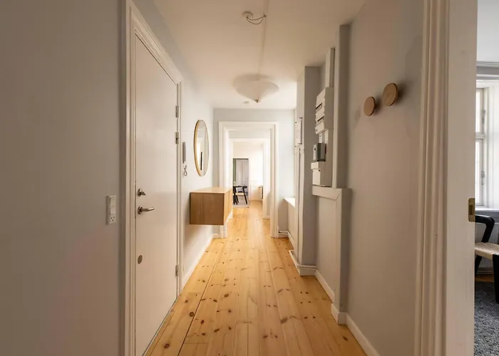 Big 4 Bedroom With Bathtub By Cph Hall Square *