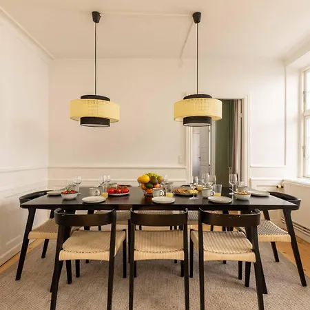 Big 4 Bedroom With Bathtub By Cph Hall Square